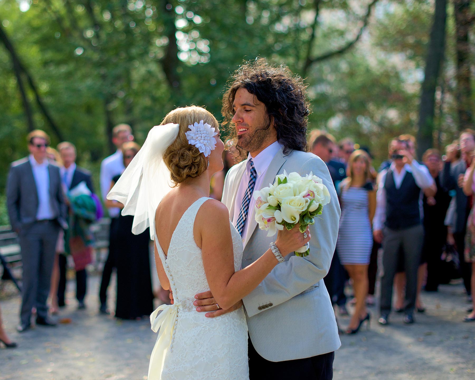 Summer-bride-and-groom-in-Central-Park